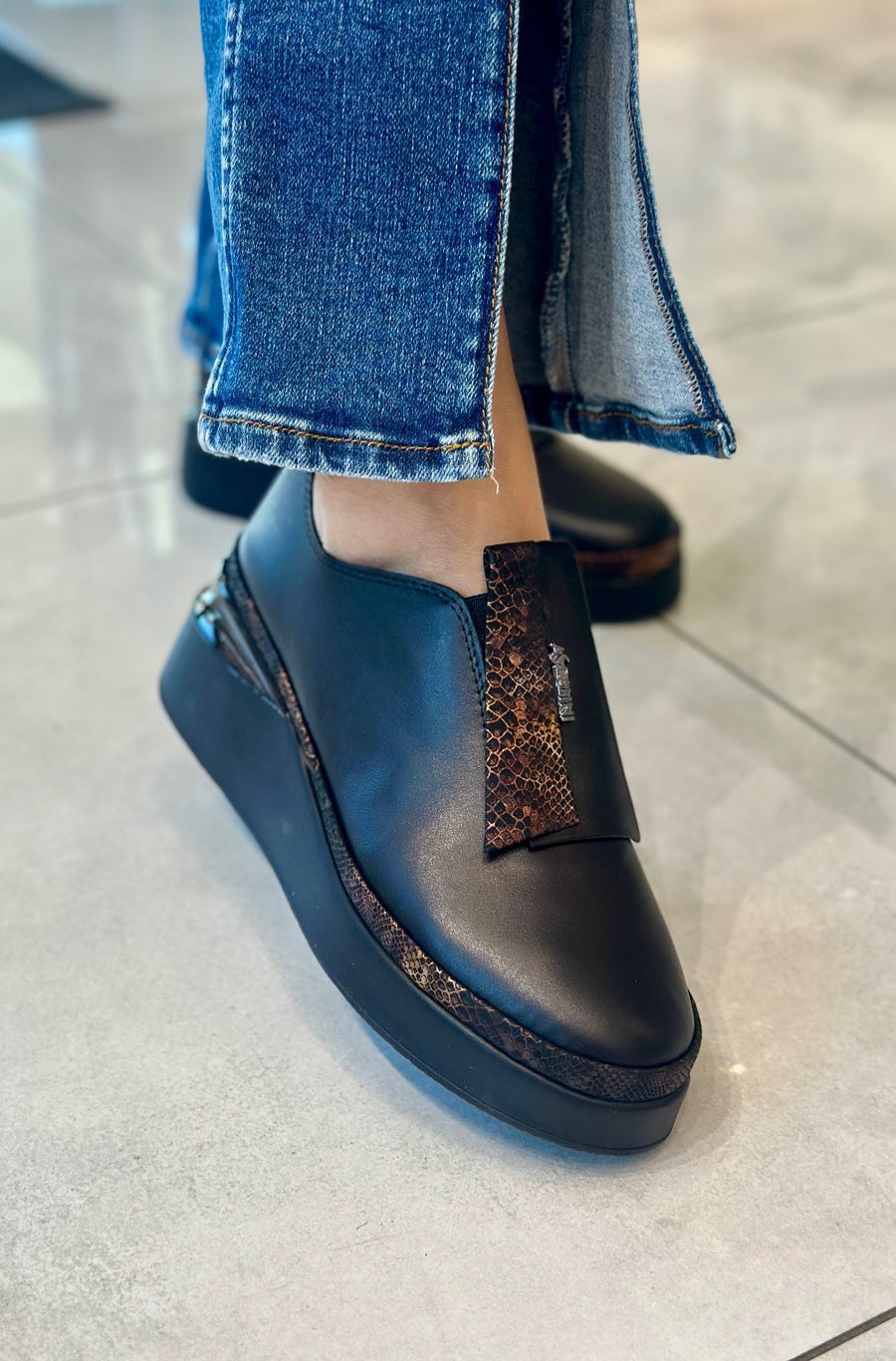 Tutto bene fekete slipon hüllőmintával (242325/165-163)